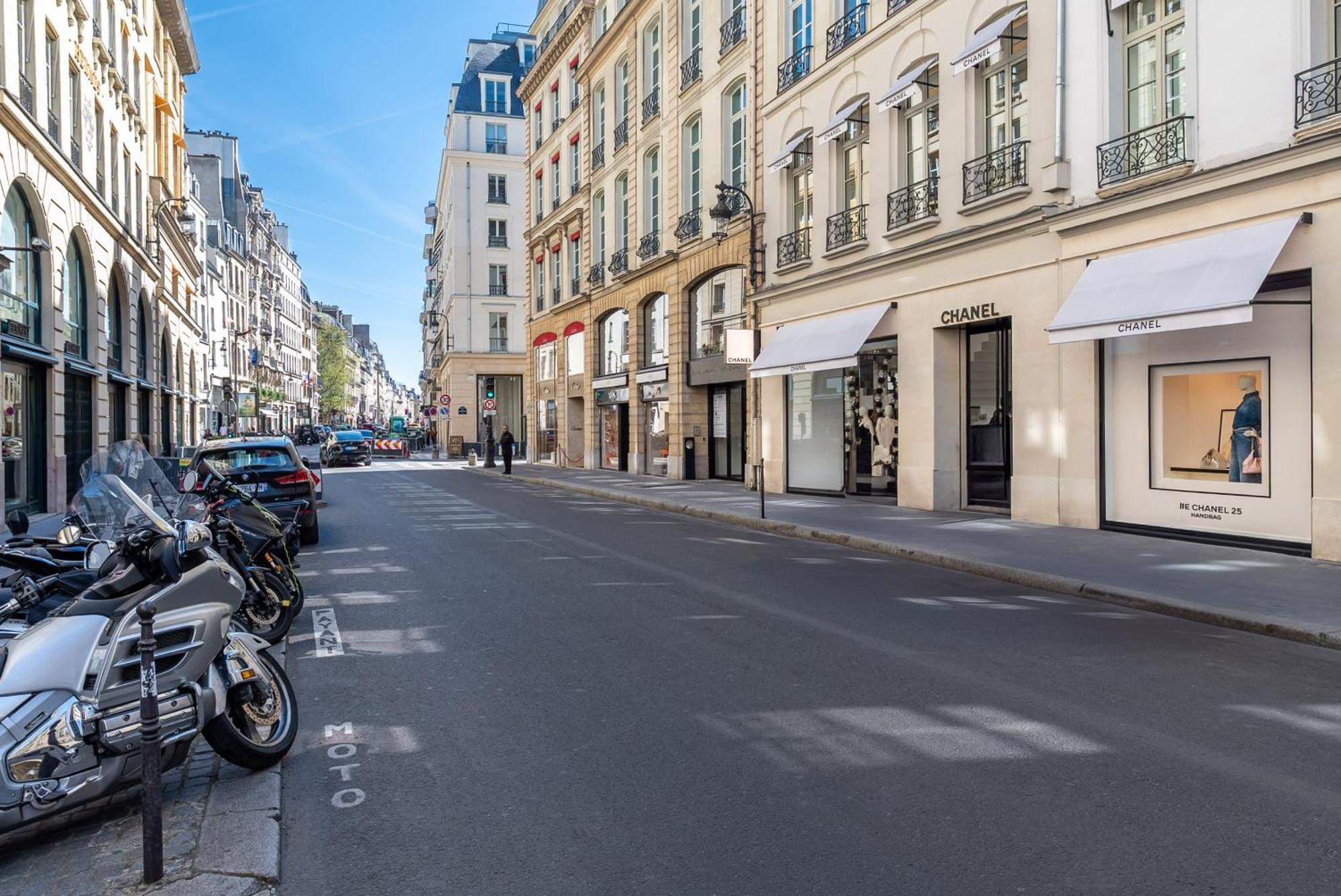 Apartment Lease Mobility L Champs-elysee & Eiffel View L Triplex 2br & Rooftop Paris